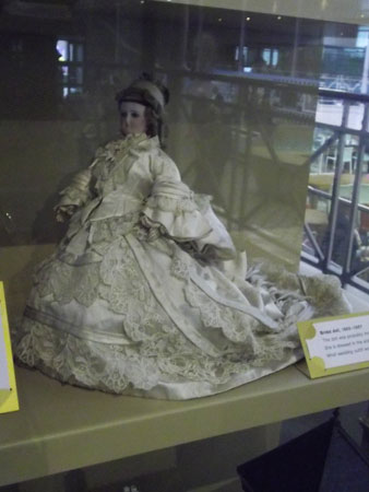 кукла в свадебном наряде музей детства в Лондоне