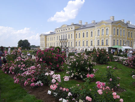 Рундале розовый сад